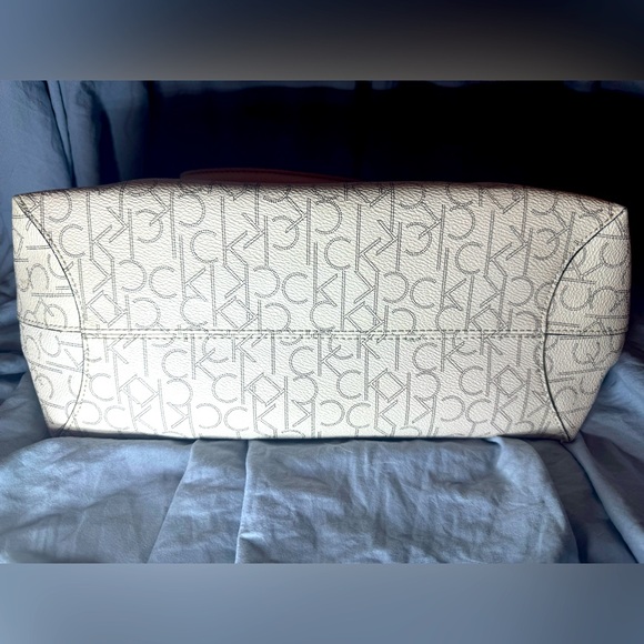 Calvin Klein Medium Signature Monogram Tote -NO CALLOUTS - Picture 3 of 8